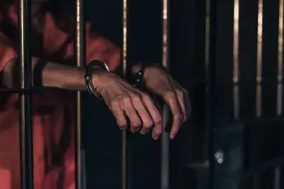 Comment faire sortir une personne de la prison